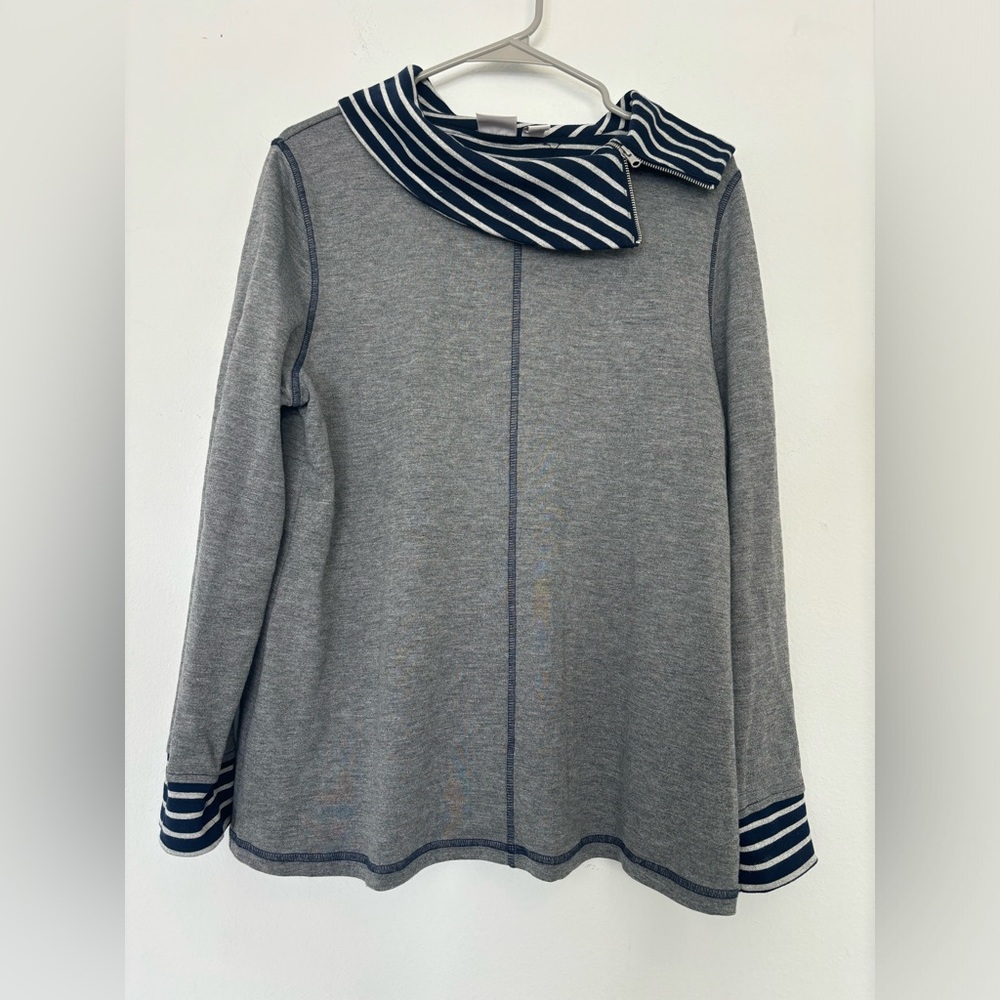 Chicos grey w/ navy striped detail blouse sz 2/Med